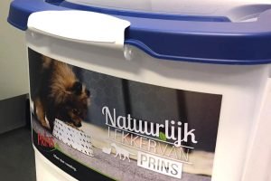 Prins-Petfoods-storing-kibbles-container